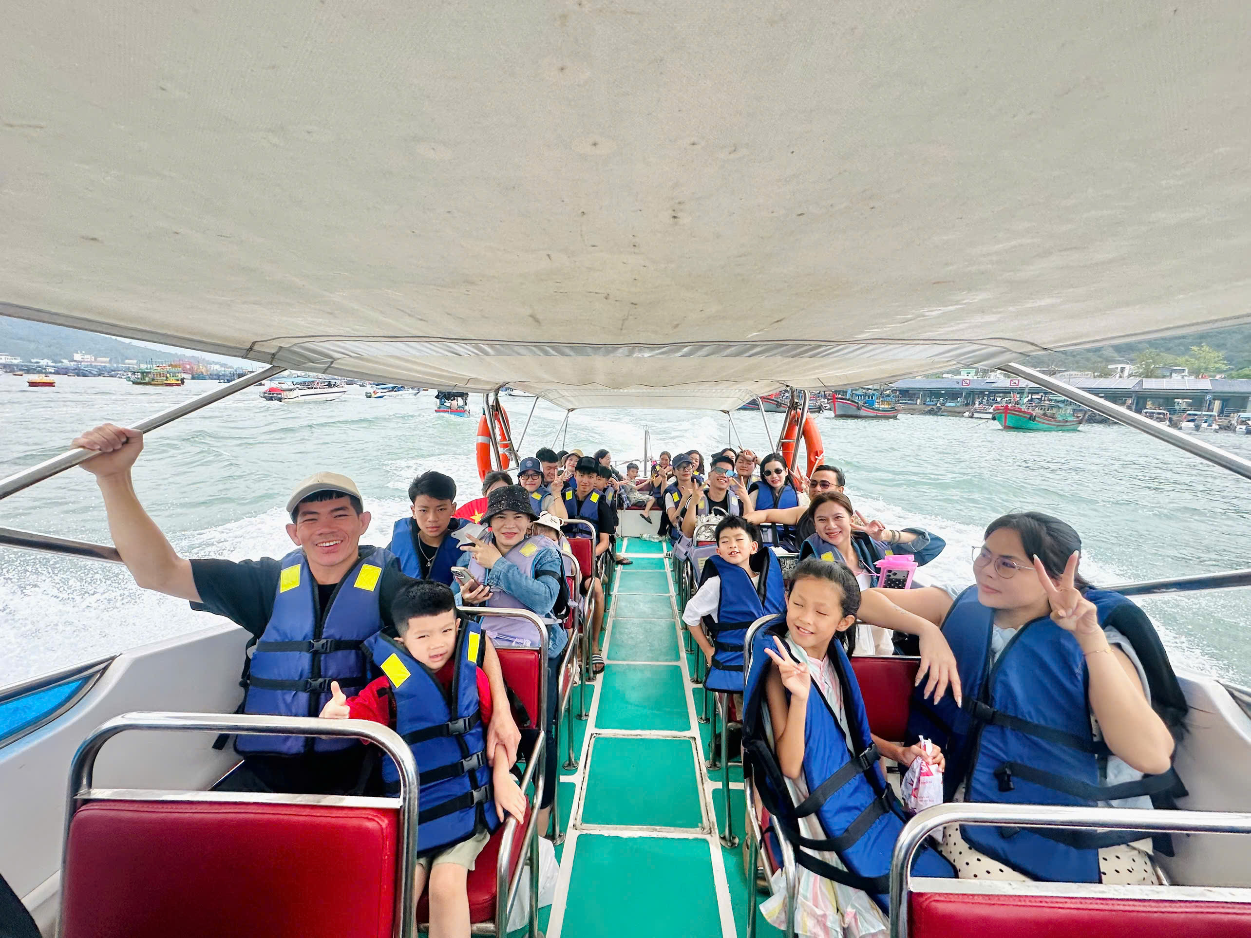 Tour Ghép Đoàn Là Gì? So Sánh Tour Ghép Và Tour Riêng, Nên Chọn Loại Nào